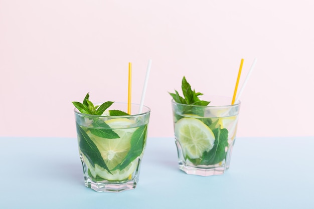 Cocktail rafraîchissant d'été Mojito avec glace et menthe Mojito cocktail au citron vert et menthe dans un grand verre avec un bâton