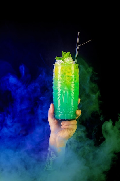 cocktail rafraîchissant sur fond sombre avec de la fumée
