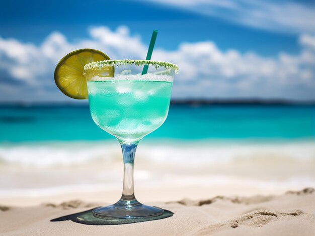 Un cocktail rafraîchissant de margarita sur une plage ensoleillée