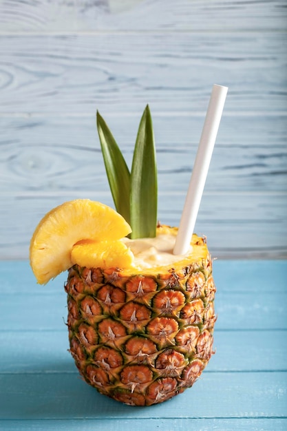 Cocktail rafraîchissant de pina colada à l'ananas