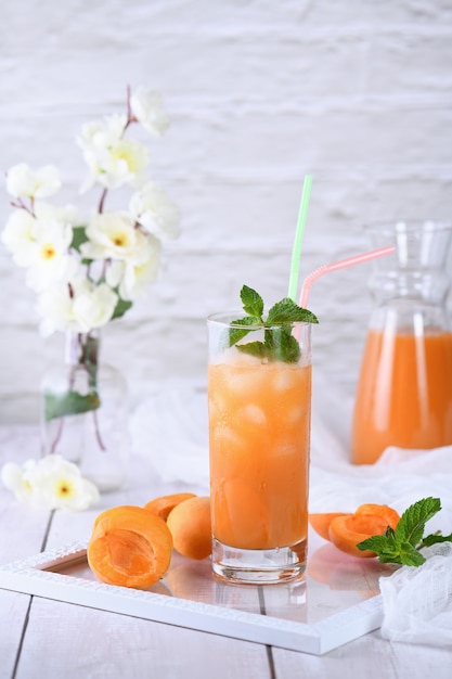 Cocktail rafraîchissant sans alcool fraîchement préparé à base de jus d'abricot et de menthe