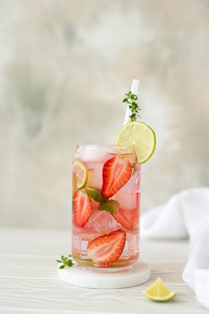 Cocktail réfrigéré avec fraises et citron vert dans un gros plan de verre