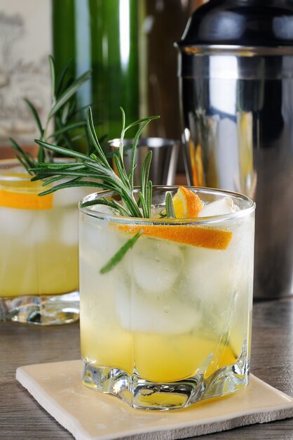 Cocktail réfrigéré de vodka et tonic avec l'ajout de jus d'orange fraîchement pressé