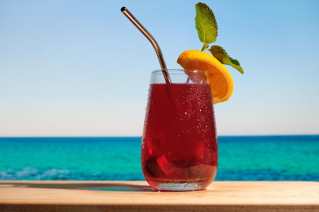 Cocktail de rhum au jus de canneberge sur la plage tropicale