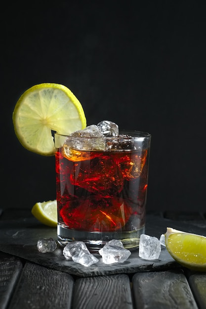 Cocktail rhum et cola dans le noir