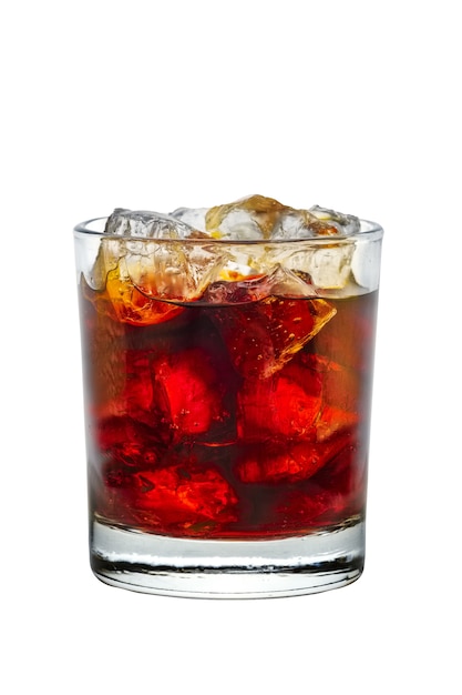 Cocktail rhum et cola isolé sur blanc