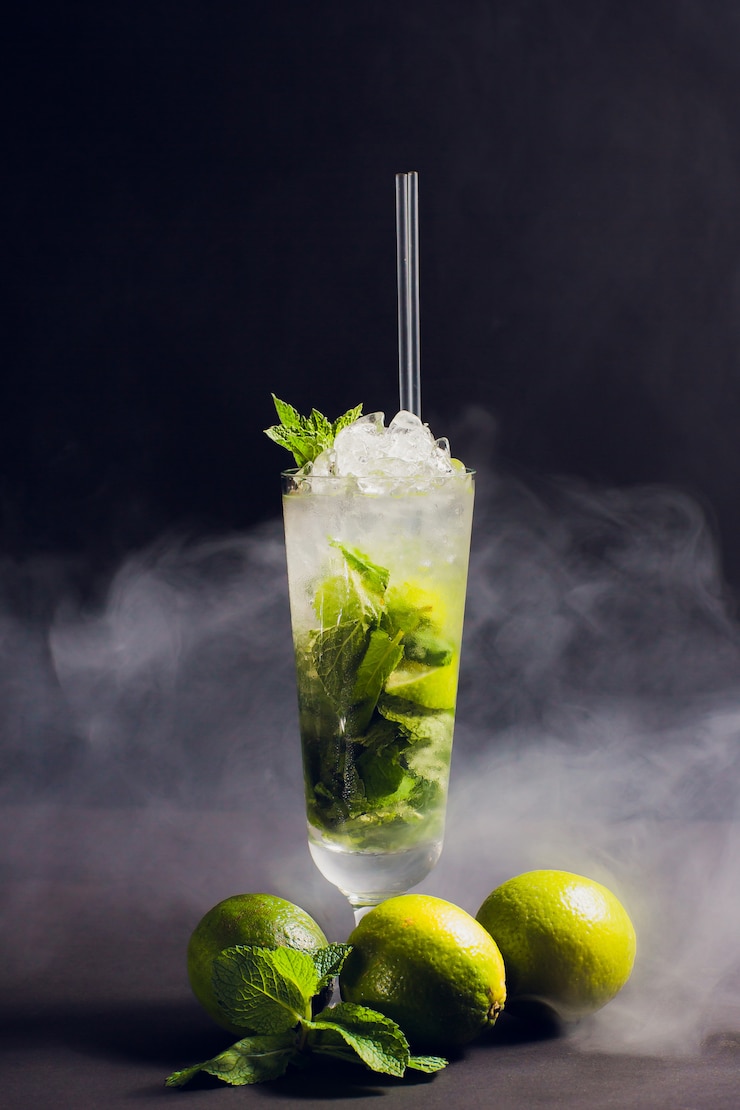Photo cocktail de rhum noir et orageux avec de la chaux contre la fumée de fond