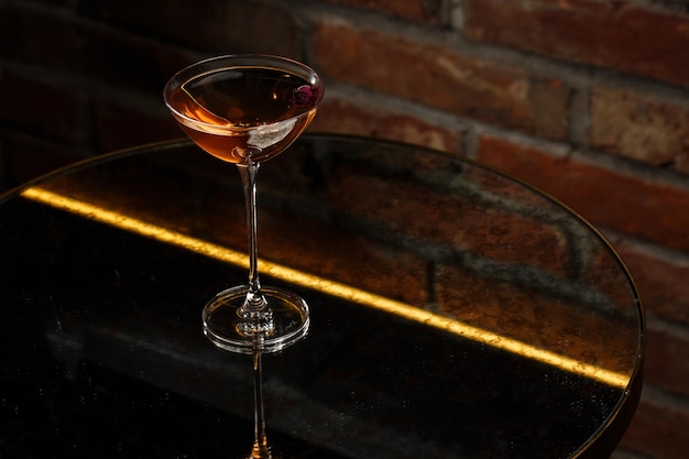 Photo cocktail rob roy maison avec scotch et vermouth boissons à base de whisky avec cocktail manhattan à la cerise