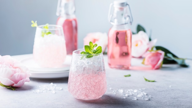 Cocktail Rose Avec Glace Pilée