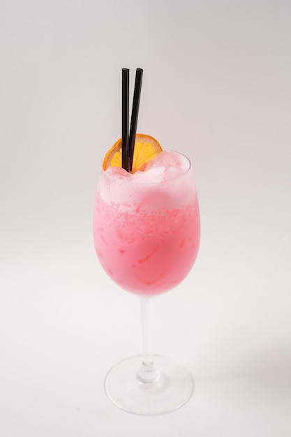 Cocktail rose avec mousse de crème et orange