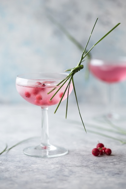 Cocktail rose se bouchent. Boisson à la rose et au prosecco dans des verres. Partie de cocktail exotique française avec de la glace pilée en verrerie