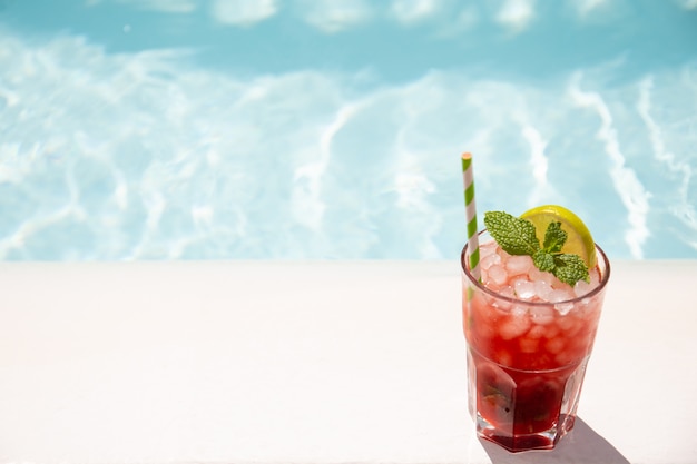 Cocktail rouge frais près de la piscine