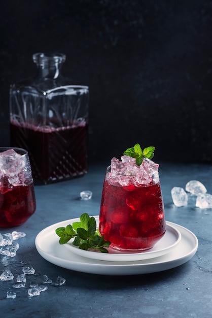 Cocktail rouge avec glace et menthe