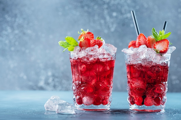 Cocktail rouge avec glace et menthe