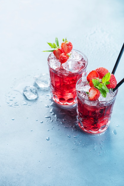 Cocktail rouge avec glace et menthe