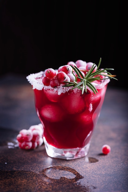 Cocktail rouge avec de la glace