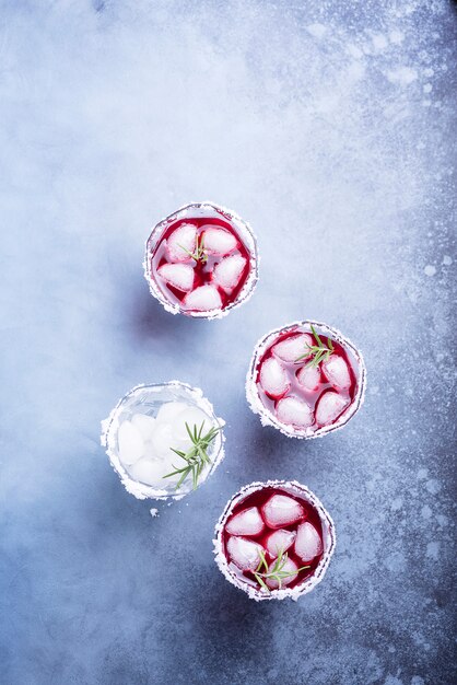 Cocktail rouge avec de la glace