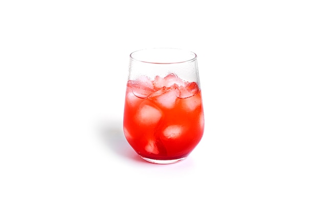Cocktail rouge isolé sur fond blanc. photo de haute qualité
