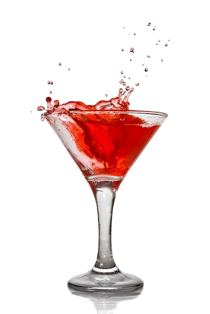 Cocktail rouge avec splash isolé sur blanc