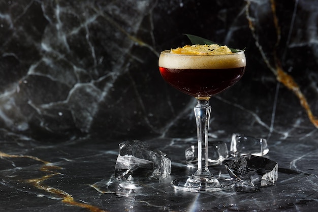 Cocktail russe blanc boisson alcoolisée à la mode avec crème de liqueur de café vodka et glace sur fond de marbre noir