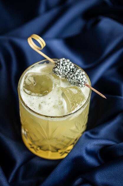 Cocktail russe blanc et fond blanc liqueur offee se déversant dans un cocktail russe blanc