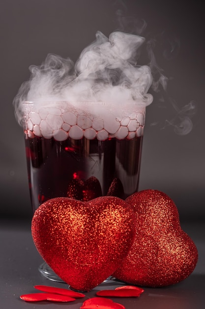 Cocktail de saint valentin avec de la neige carbonique sur fond sombre