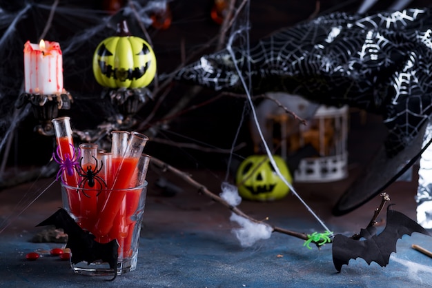 Cocktail sanglant dans des tubes de verre pour la fête de Halloween.