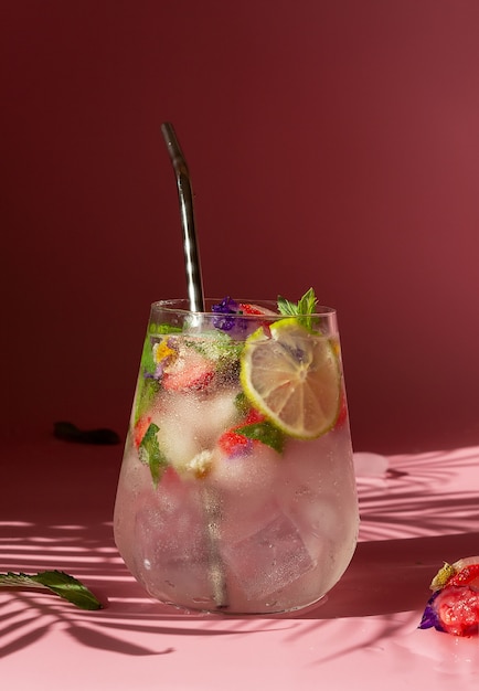 Cocktail sans alcool avec fraises surgelées, menthe et fleurs.