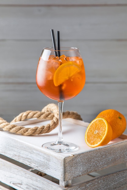 Cocktail Spritz et jus de citron un cocktail sur la table en bois verre de rhum cola spritz cocktail