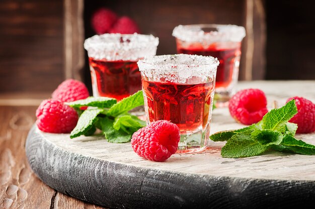 Cocktail sucré rouge avec framboise et menthe