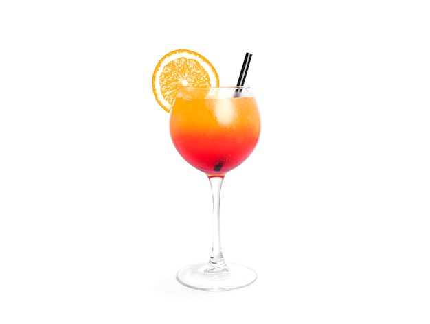 Cocktail Tequila sunrise isolé sur blanc.