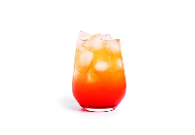 Cocktail Tequila sunrise isolé.