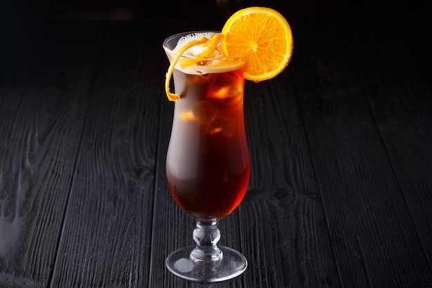 Cocktail de thé de glace Long Island sur fond noir