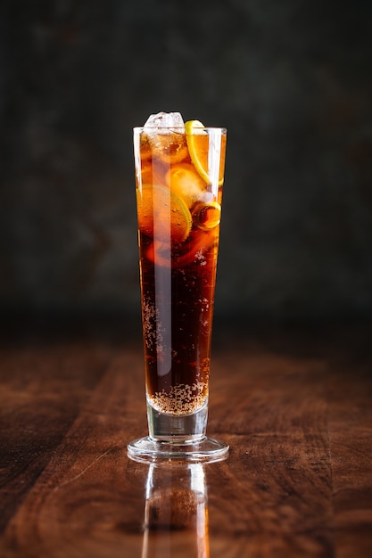 Cocktail de thé glacé Long Island avec reflet