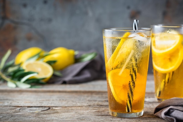 Cocktail de thé glacé à la menthe citronnée boisson rafraîchissante pour les jours d'été