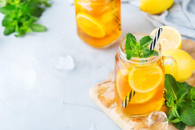 Cocktail de thé glacé à la menthe citronnée boisson rafraîchissante pour les jours d'été