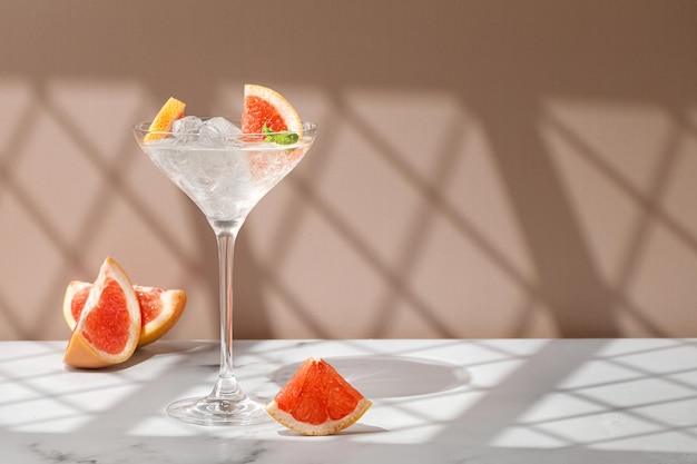 Cocktail tonique Boisson froide fraîche au jus de pamplemousse frais décoré de tranches d'agrumes à la menthe