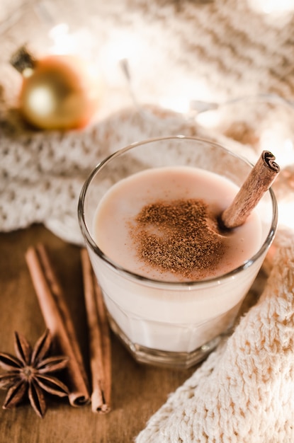 Cocktail traditionnel au lait de poule pour le réveillon de Noël.