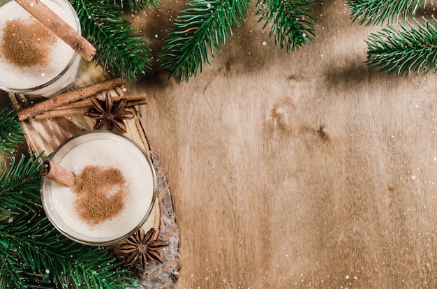 Cocktail traditionnel au lait de poule pour le réveillon de Noël.