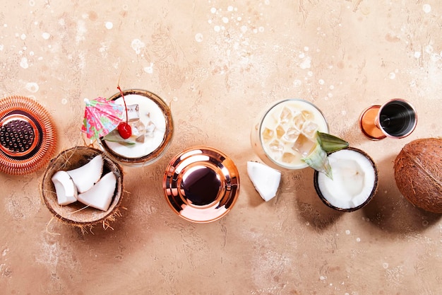 Cocktail traditionnel d'été des Caraïbes pina colada n verre vue de dessus espace de copie