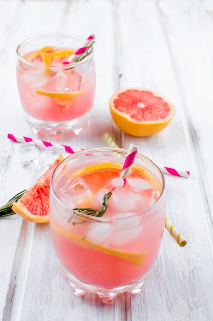 Cocktail avec une tranche de pamplemousse sur une table en bois