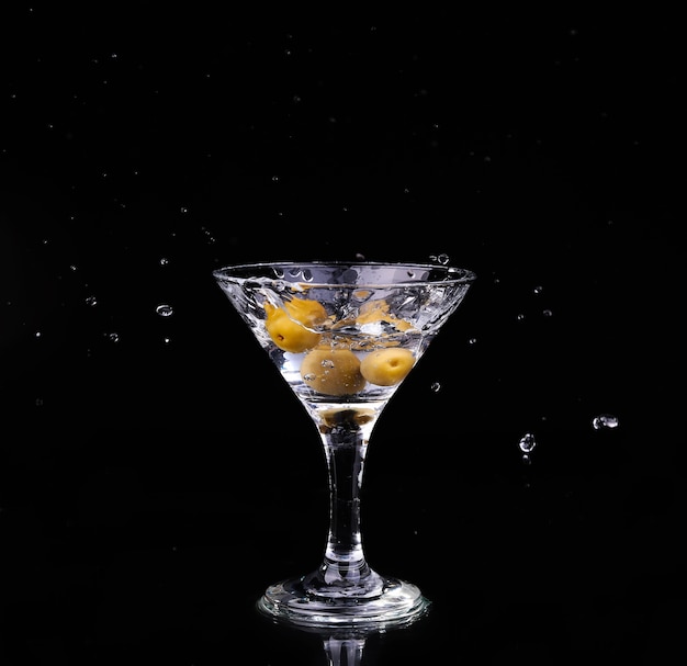 Cocktail de vermouth à l'intérieur du verre à martini sur fond sombre