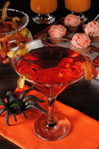 Cocktail avec des vers dans un verre sur la table Halloween