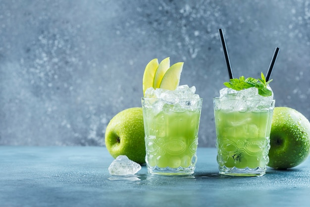 Cocktail vert avec glace et menthe