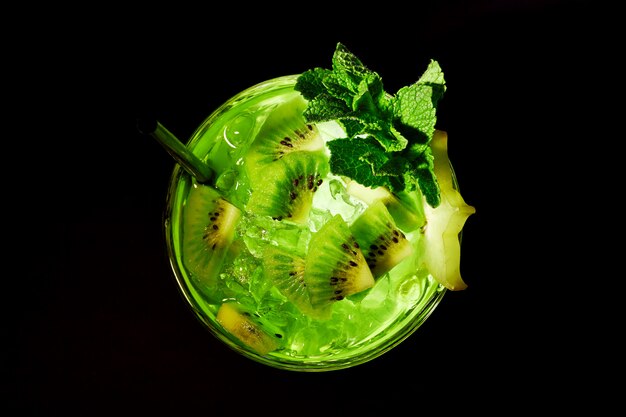 Cocktail vert rafraîchissant comme le mojito