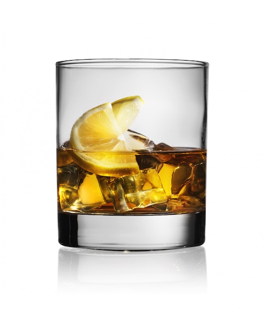 Cocktail avec whisky citron et glace