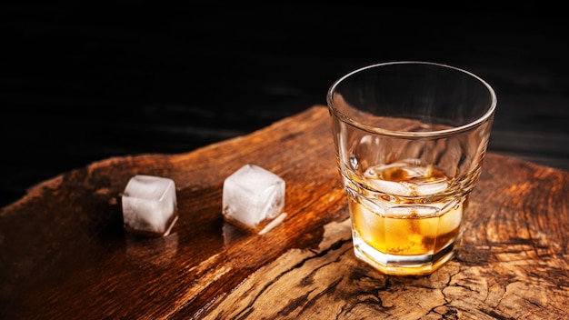 Photo cocktail de whisky avec de la glace