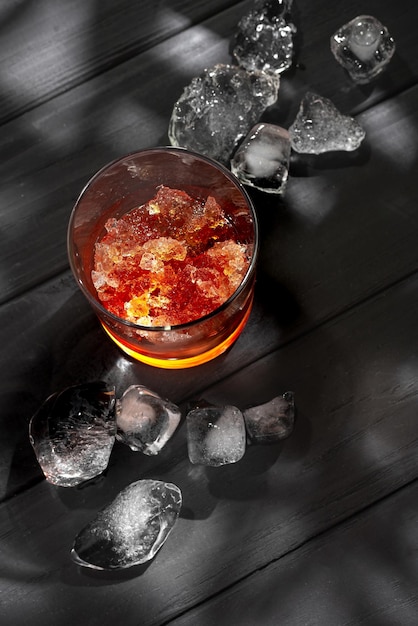 Cocktail de whisky Slushies avec de la glace sur fond noir avec des glaçons