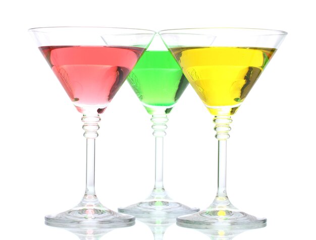 Cocktails alcoolisés isolés sur blanc