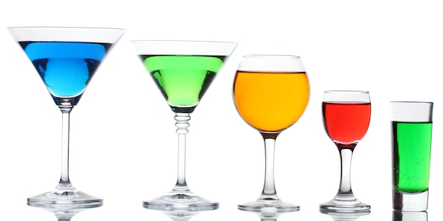 Cocktails alcoolisés isolés sur blanc